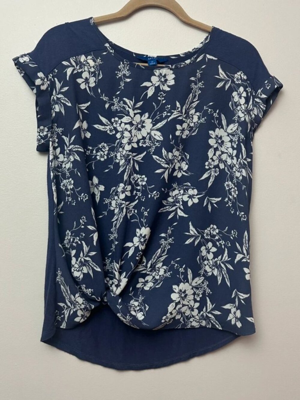 Apt. 9 Women's Medium Navy Blue White Floral Short Sleeve Twist Front Blouse
